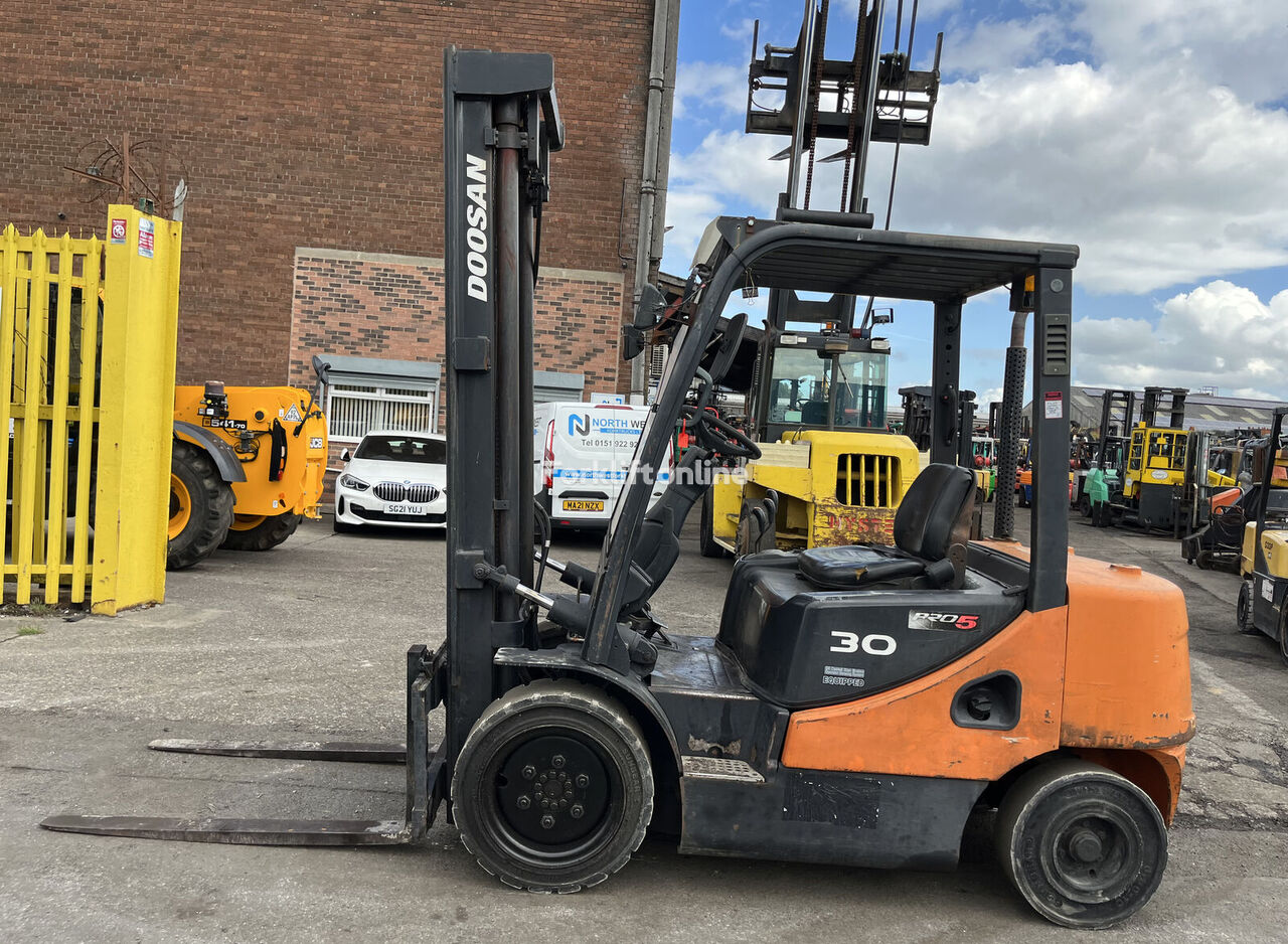 DOOSAN D30S-5 dizel viljuškar DOOSAN D30S-5 dizel viljuškar