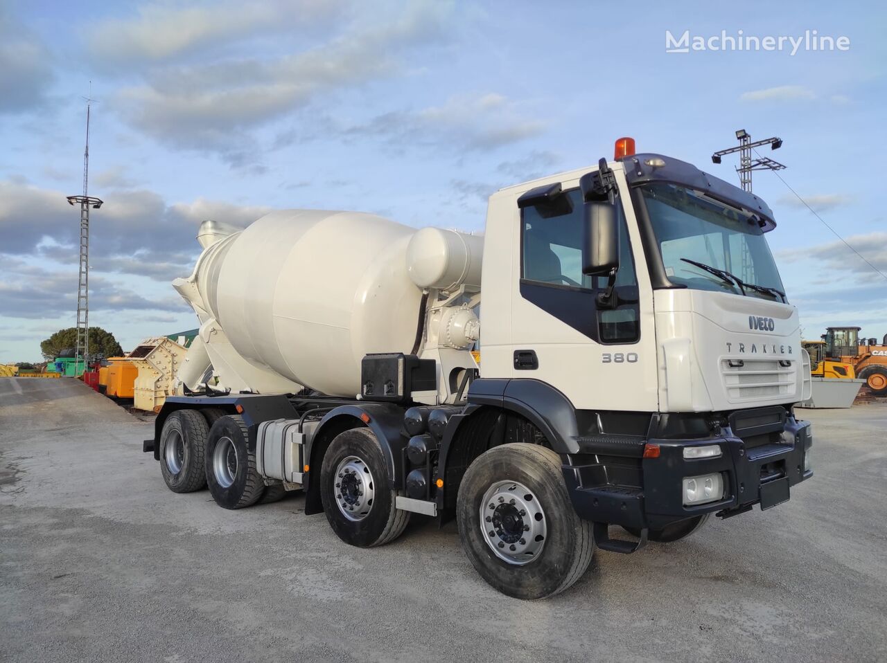 IVECO TRAKKER 380 kamion s mešalicom za beton